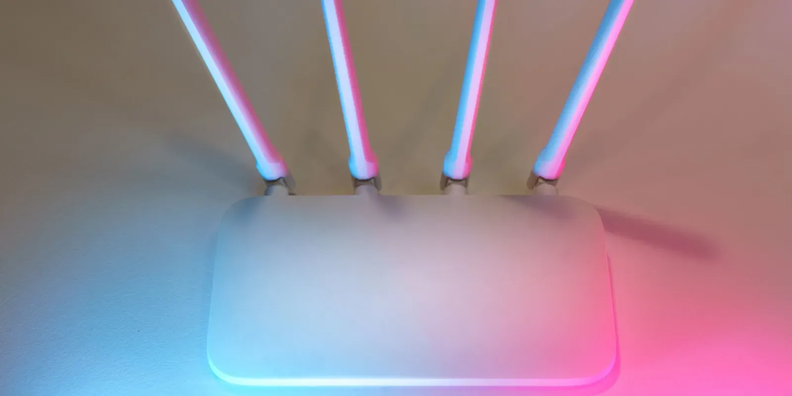 WLAN-Router mit mehreren Antennen als Symbol für ein separates Gäste-WLAN
