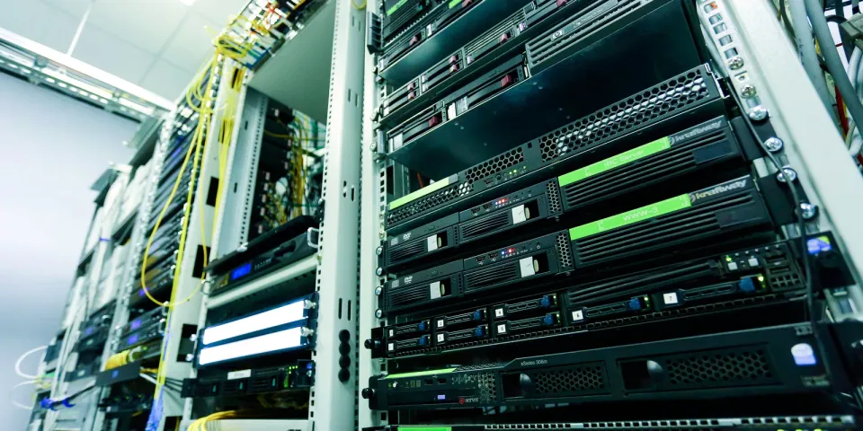 Server-Hardware und Netzwerkkomponenten in einem Rack als Symbol für regelmäßige Serverwartung